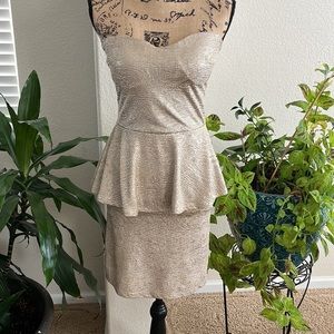 Velvet Room Dress
 color Gold
Excellent condition 
Strapless 
Size M.
#626